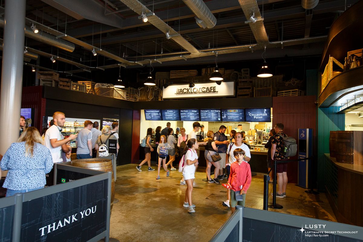 The Backlot Cafe 카운터와 손님들