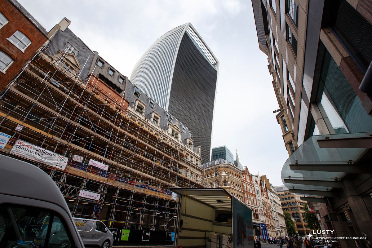 공사중 건물과 워키토키 빌딩이 보이는 거리 풍경