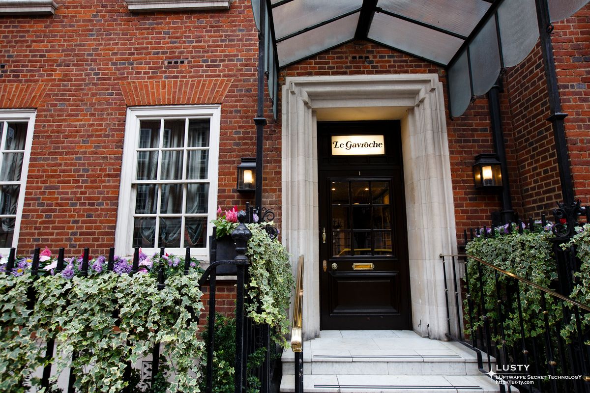 홍벽돌 건물에 작은 현관의 Le Gavroche