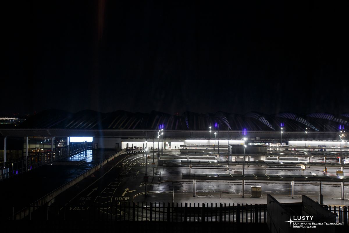 밤에 불빛이 켜진 히드로 공항 주차장 전경