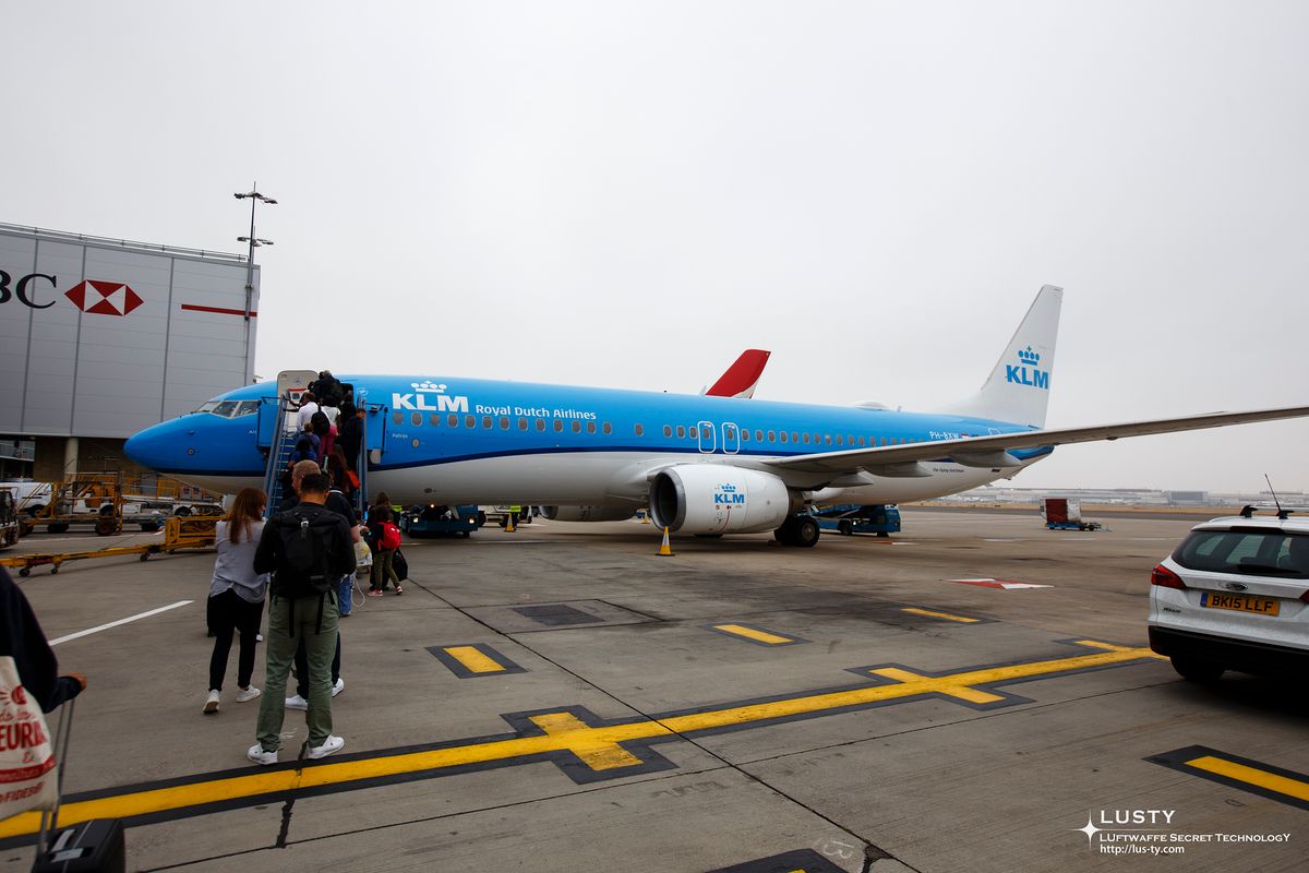 KLM 여객기 측면 승객 탑승
