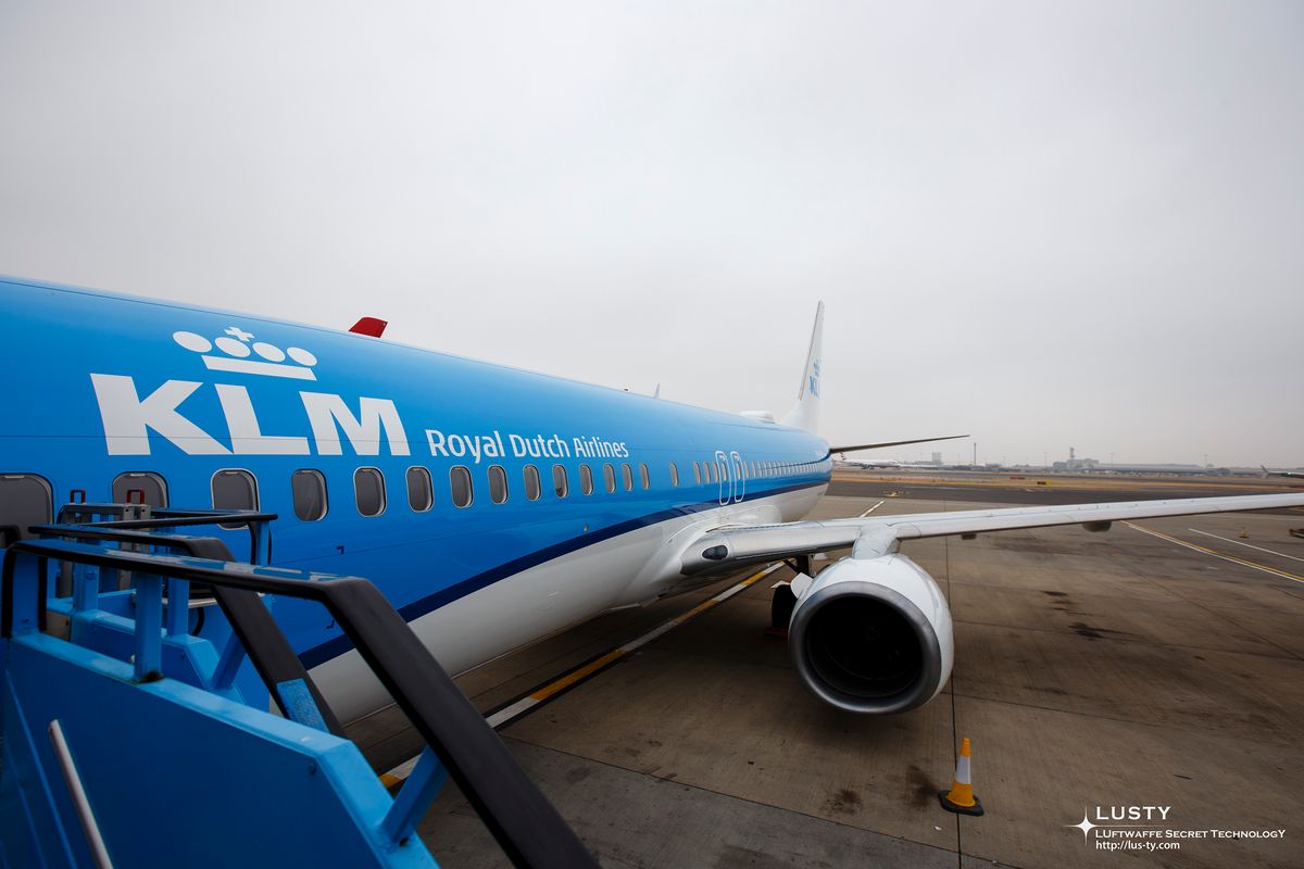 KLM 여객기 옆날개와 엔진