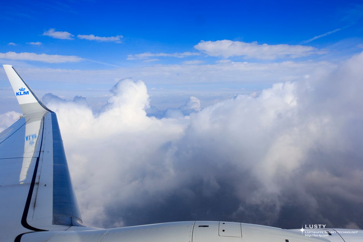 KLM 기내에서 본 날개와 구름
