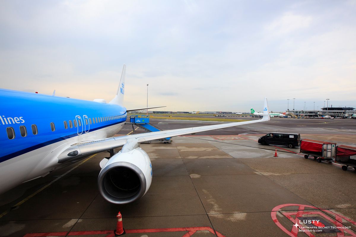 활주로에 있는 KLM 기체 옆 풍경