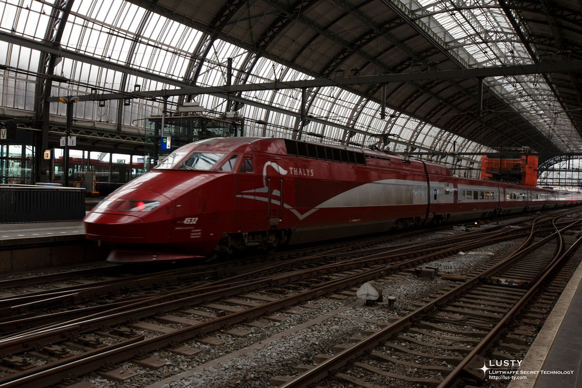 TABThalys 고속열차가 대합실 플랫폼에 정차