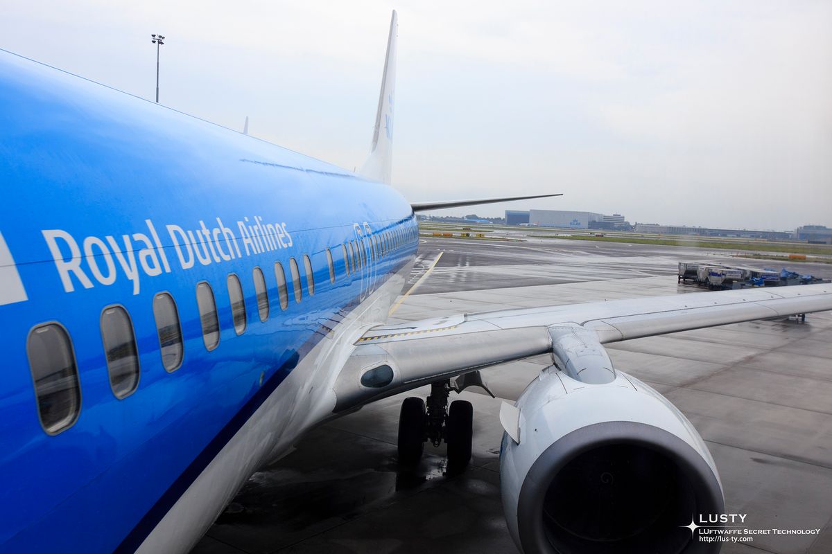 KLM 로고 보이는 창가에서 본 날개와 엔진