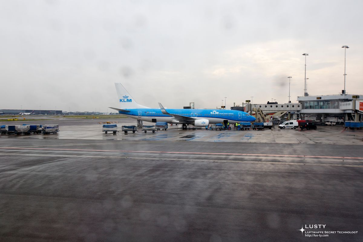 공항 활주로에 주기된 KLM 여객기
