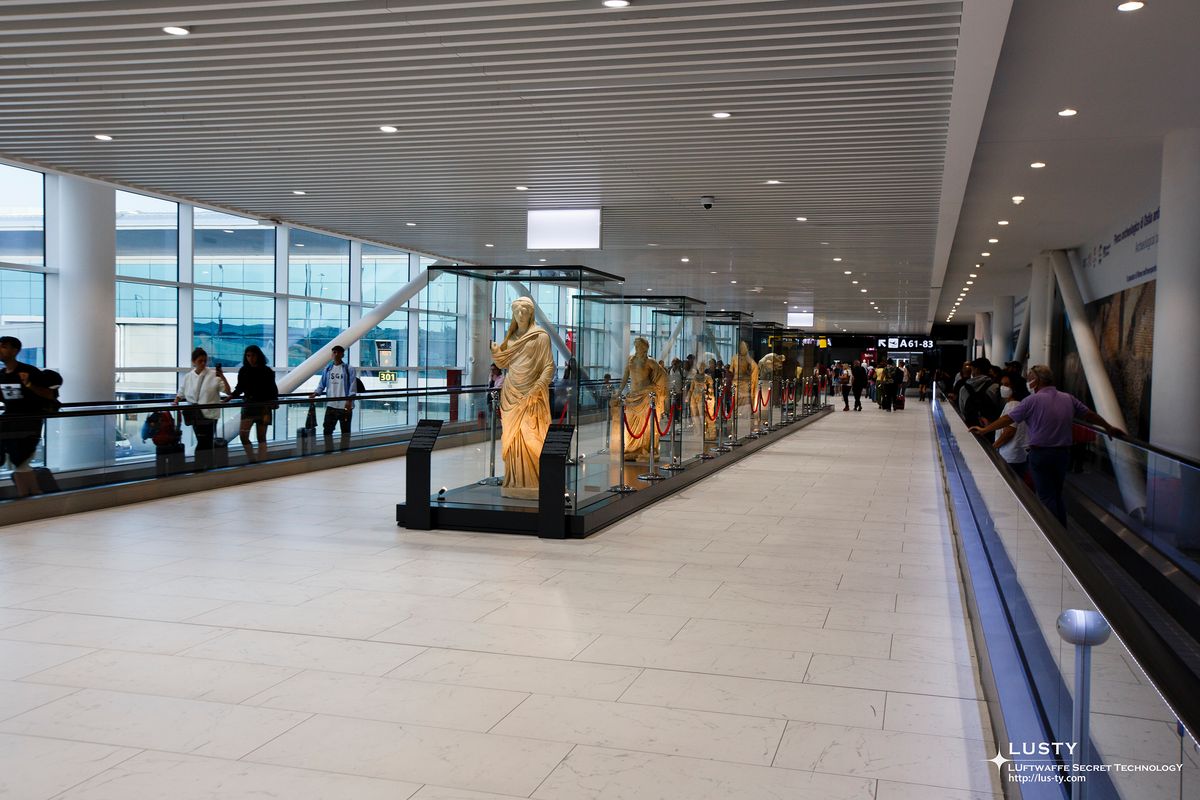 공항 복도에 유리 진열된 석상들