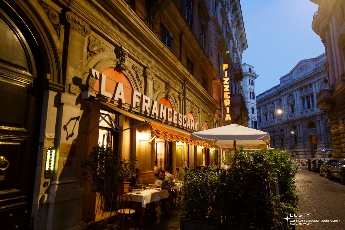 La Francescana 간판과 야외 테이블