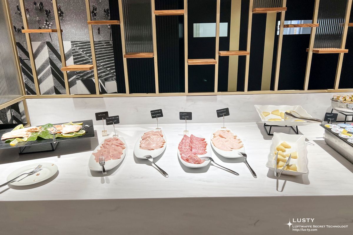 햄과 치즈 놓인 조식 뷔페 테이블
