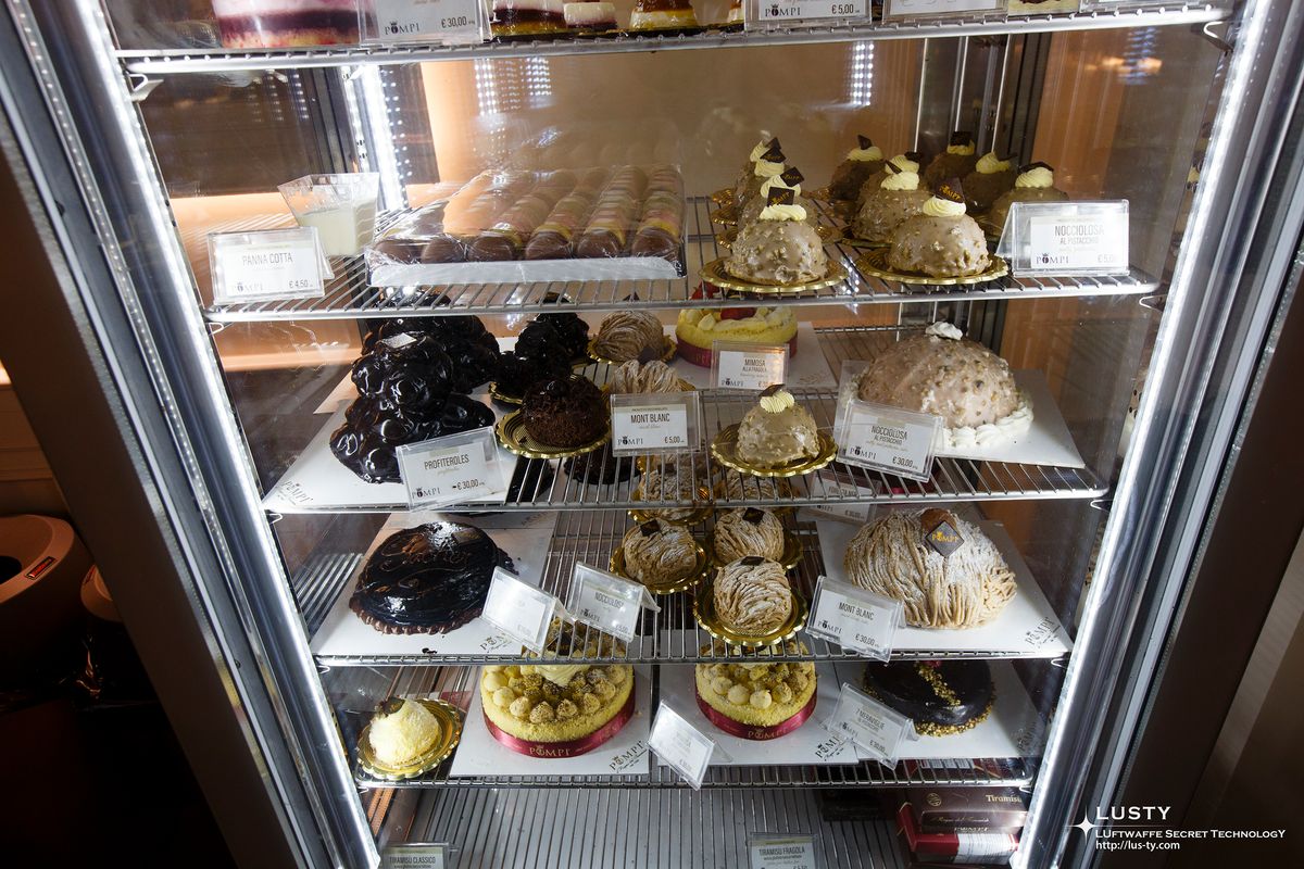 여러 가지 케이크 진열장