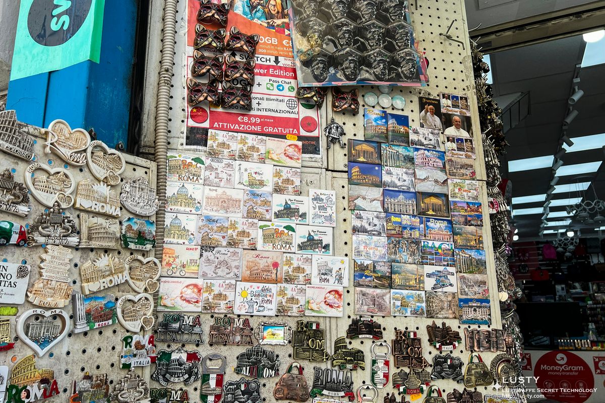 기념품 자석과 엽서 진열장