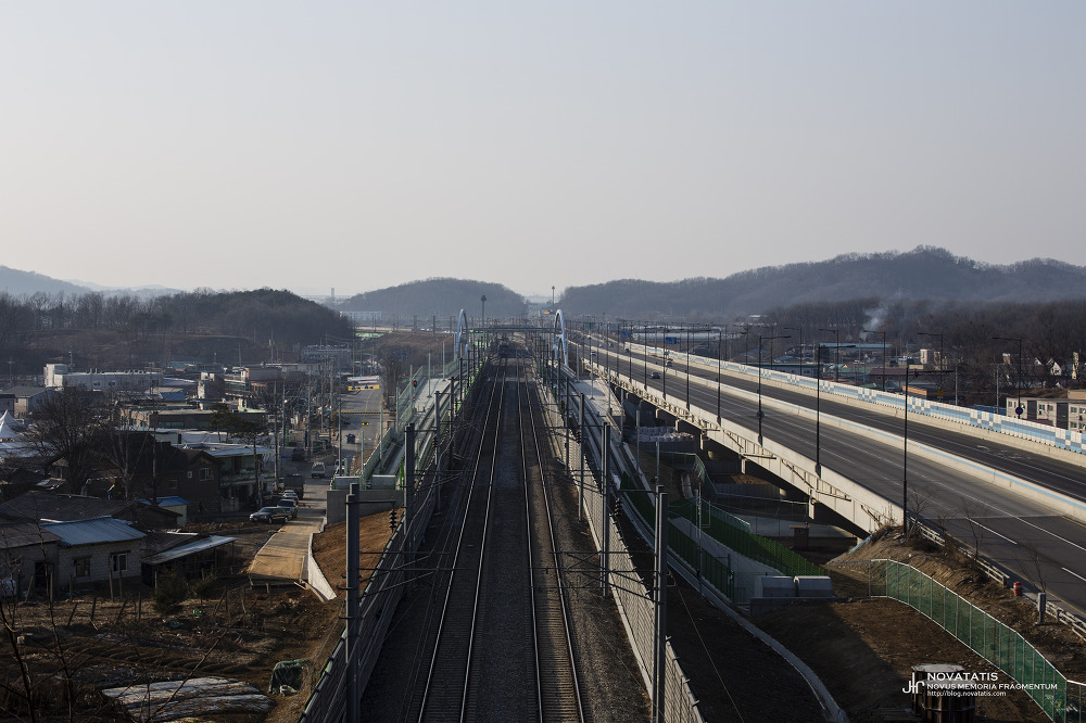 고속도로 옆 철도와 마을
